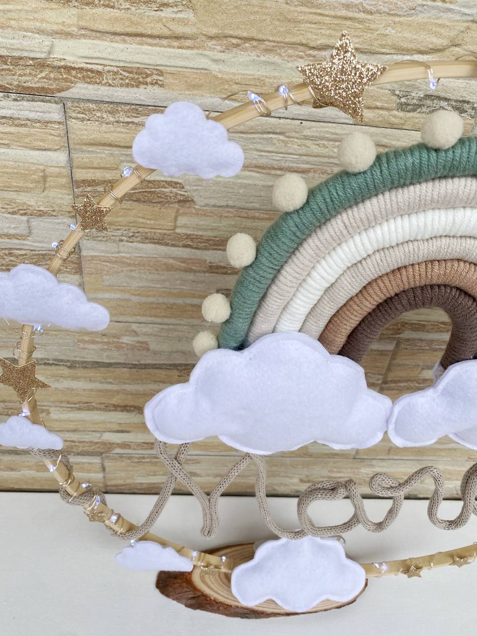 Arcobaleno nel cerchio d'appoggio decoro per festa e cameretta