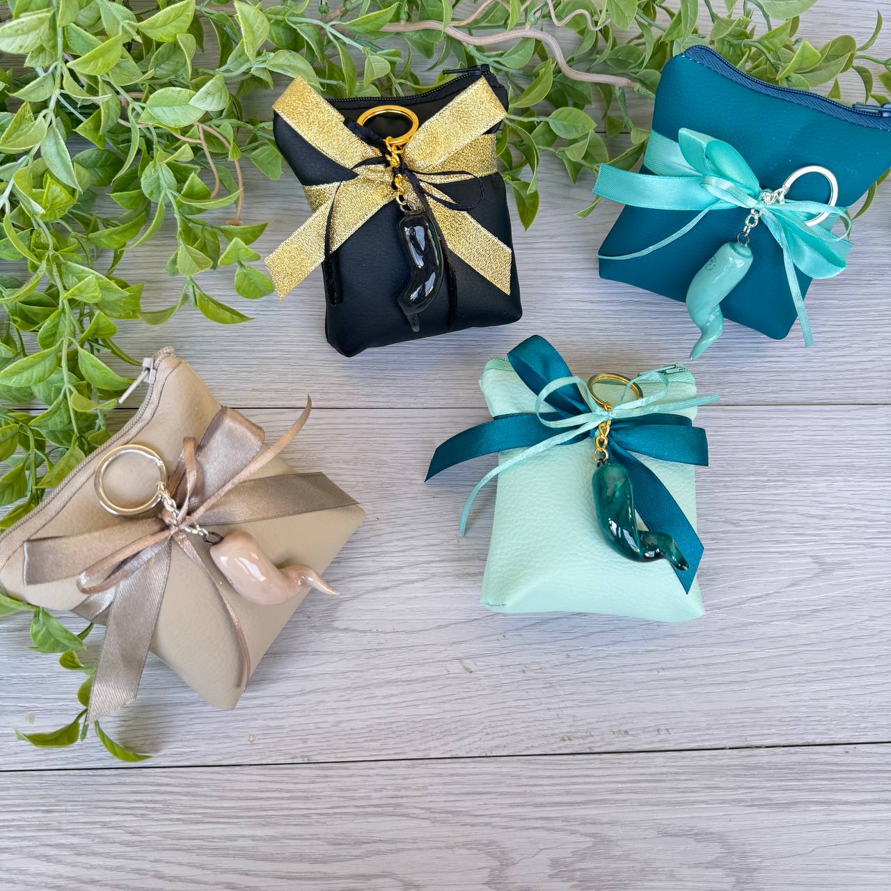 Bomboniera Pochette quadrata ecopelle portaconfetti con corno in capodimonte