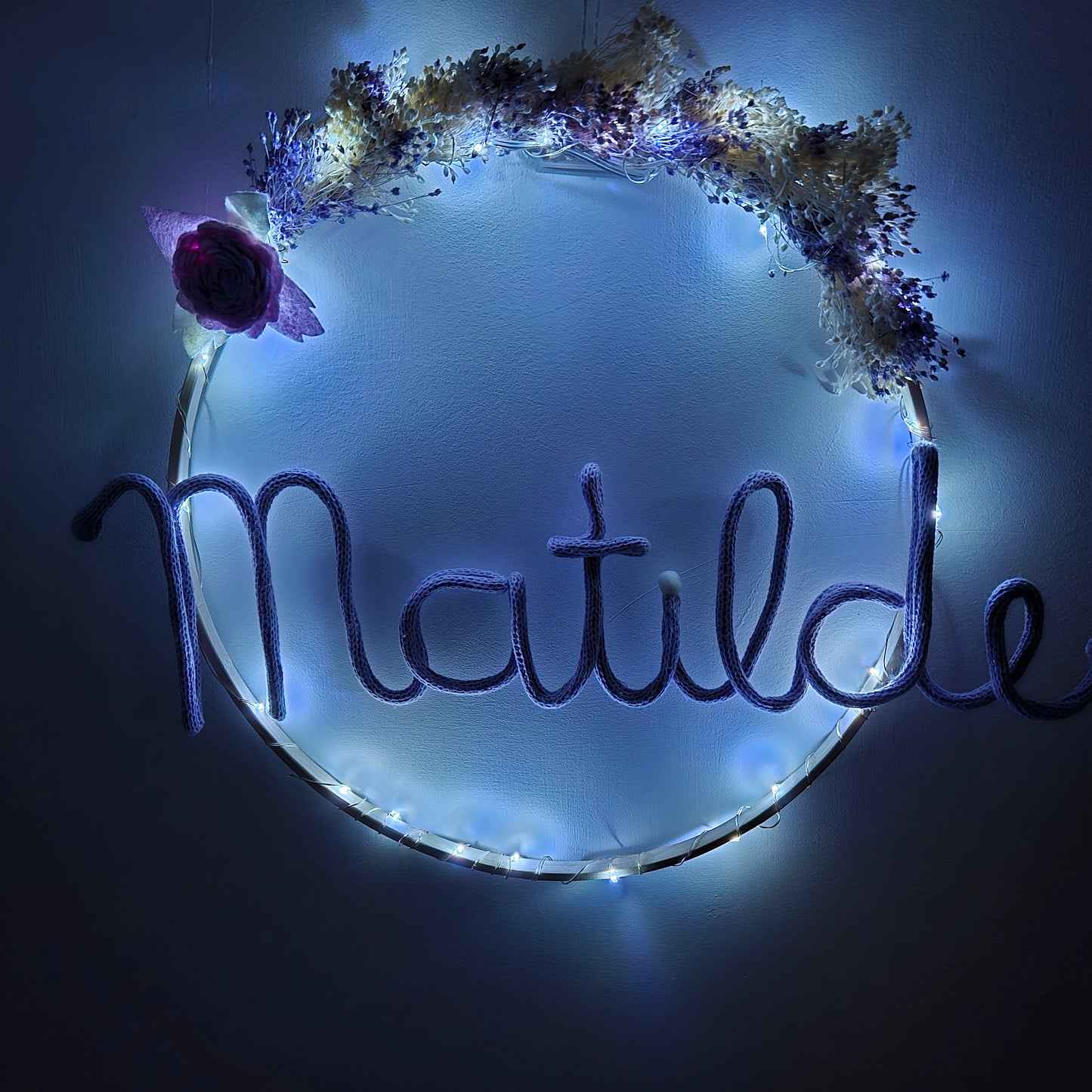 Cerchio decorativo a parete , nome personalizzato e fiori secchi