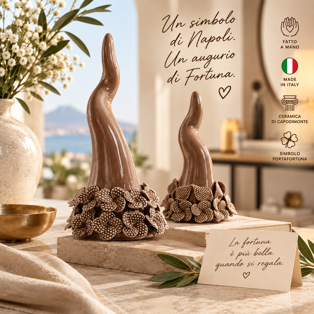 Corno Napoletano Portafortuna in Ceramica di Capodimonte con Fiori – H19 cm