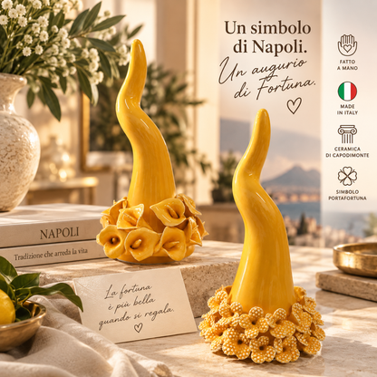 Corno Napoletano Portafortuna in Ceramica di Capodimonte con Fiori – H19 cm