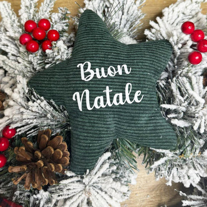 Ghirlanda Natalizia Fuoriporta Decorazioni in Stoffa fatte a mano con Bacche Rosse – Innevata o Verde