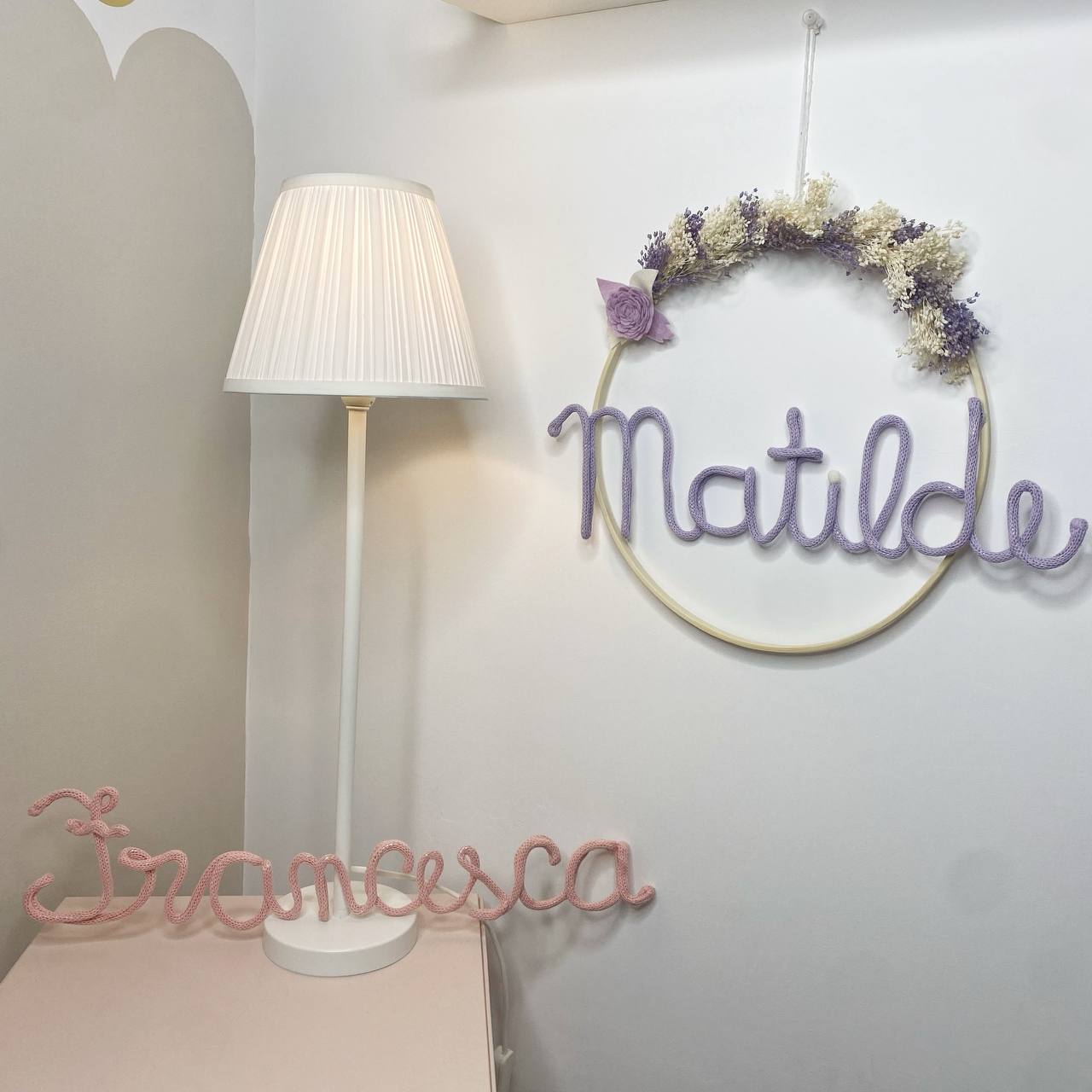 Cerchio decorativo a parete , nome personalizzato e fiori secchi