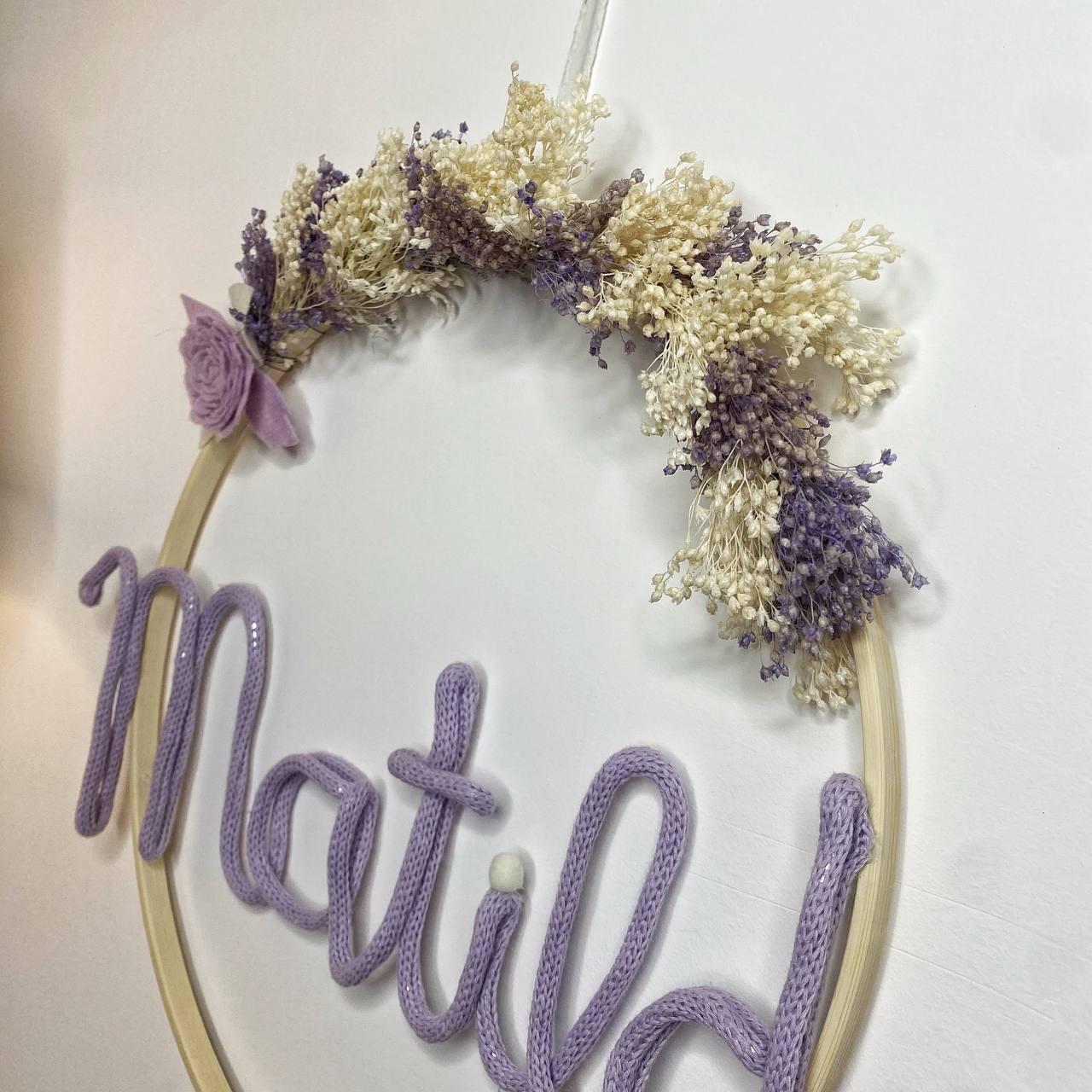 Cerchio decorativo a parete , nome personalizzato e fiori secchi