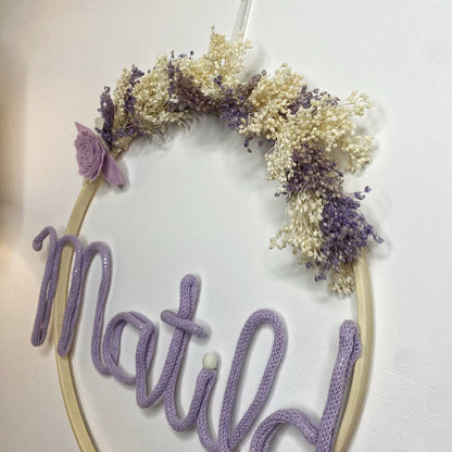 Cerchio decorativo a parete , nome personalizzato e fiori secchi