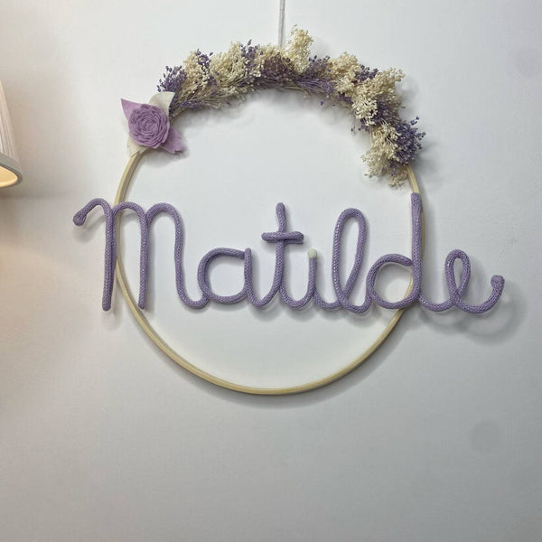 Cerchio decorativo a parete , nome personalizzato e fiori secchi