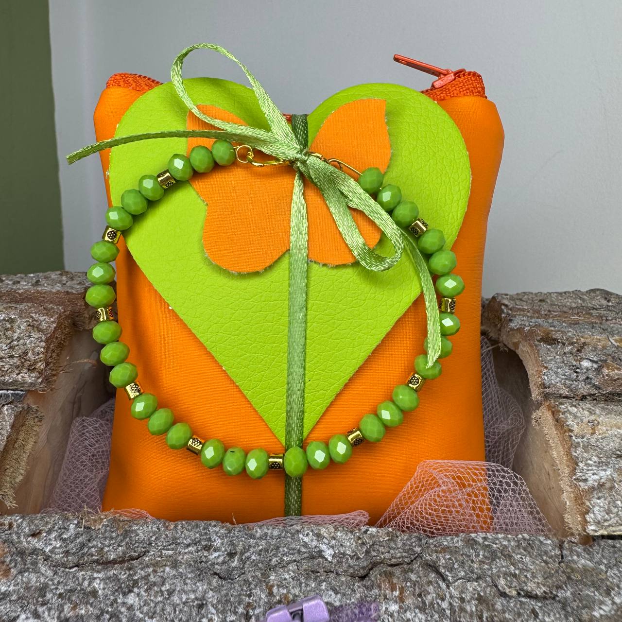 Bomboniera Pochette quadrata ecopelle portaconfetti con bracciale ed applicazione in ecopelle