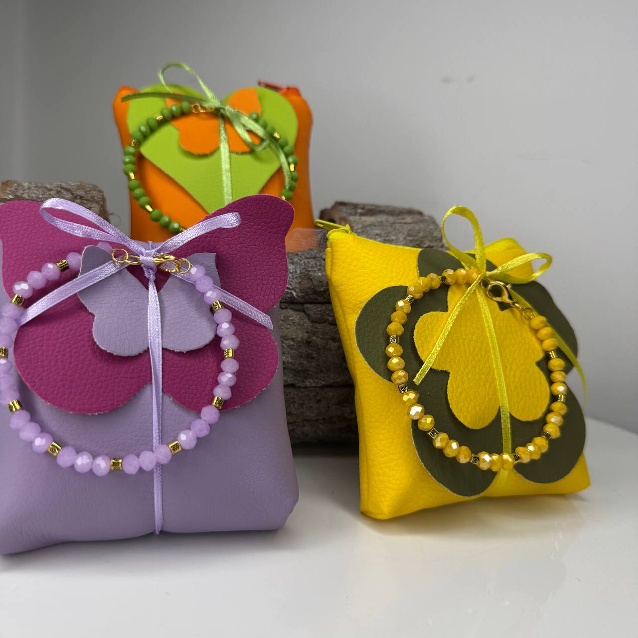 Bomboniera Pochette quadrata ecopelle portaconfetti con bracciale ed applicazione in ecopelle