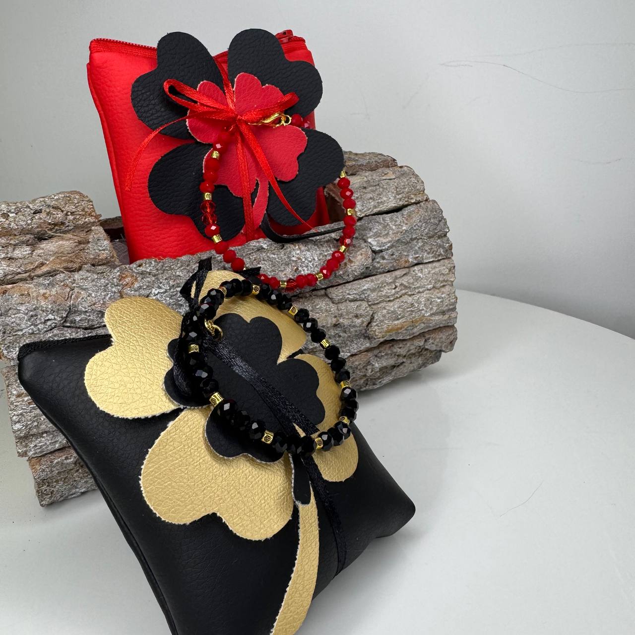 Bomboniera Pochette quadrata ecopelle portaconfetti con bracciale ed applicazione in ecopelle