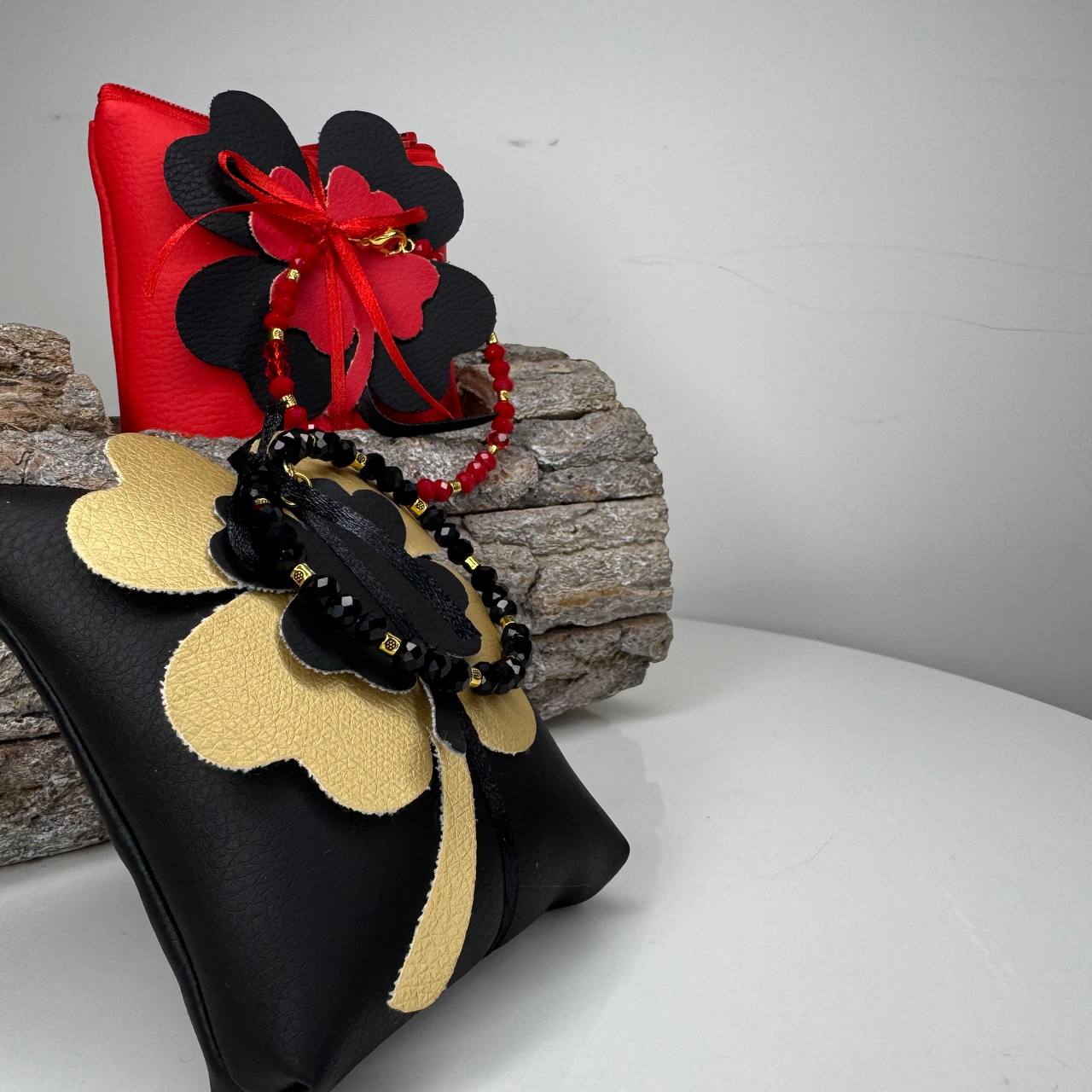 Bomboniera Pochette quadrata ecopelle portaconfetti con bracciale ed applicazione in ecopelle