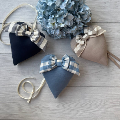 Appendino cuore fatto a mano con fiocchetto : h 19 cm x larg 16 cm