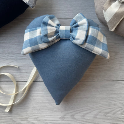 Appendino cuore fatto a mano con fiocchetto : h 19 cm x larg 16 cm
