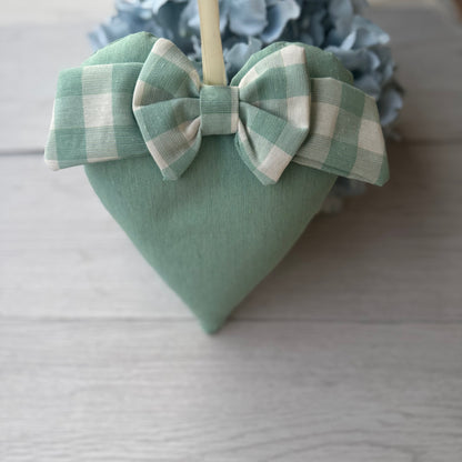 Appendino cuore fatto a mano con fiocchetto : h 19 cm x larg 16 cm