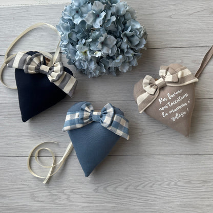 Appendino cuore fatto a mano con fiocchetto : h 19 cm x larg 16 cm
