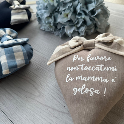 Appendino cuore fatto a mano con fiocchetto : h 19 cm x larg 16 cm