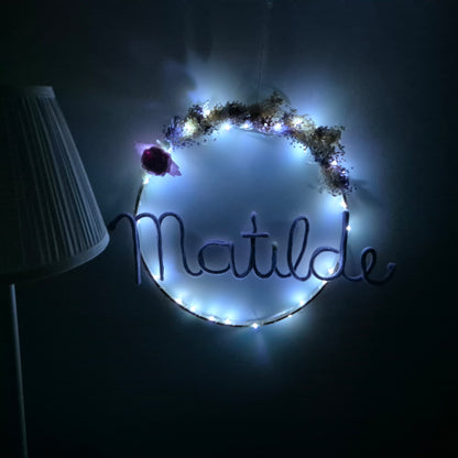 Cerchio decorativo a parete , nome personalizzato e fiori secchi