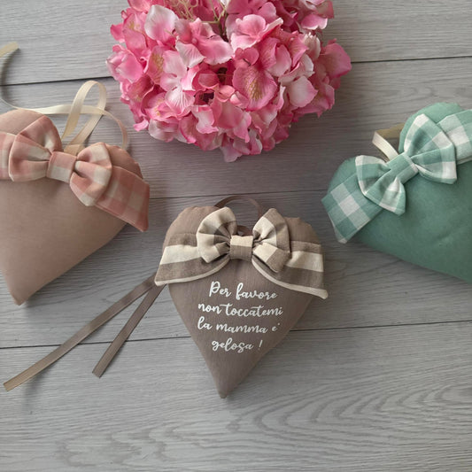 Appendino cuore fatto a mano con fiocchetto : h 19 cm x larg 16 cm