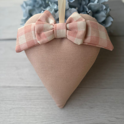 Appendino cuore fatto a mano con fiocchetto : h 19 cm x larg 16 cm